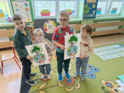 Dzieci prezentują swoje prace plastyczne.