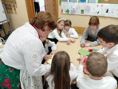 Uczniowie oglądają różne rodzaje materiałów.