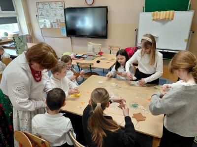 Uczniowie wykonują szyciaki- zwierzątka z filcu.