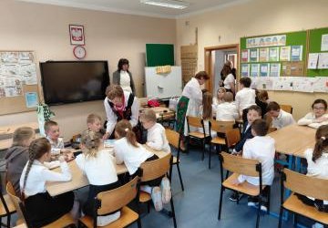 Warsztaty rękodzielnicze prowadzone przez panie z Koła Gospodyń Wiejskich w Baczynie