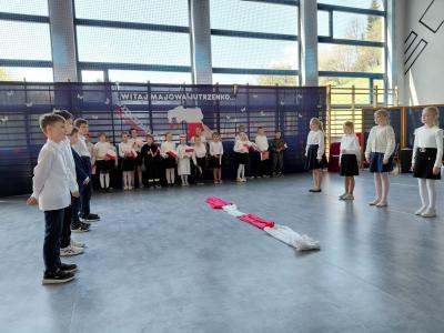 Uczniowie przygotowują się do tańca z wstęgami.