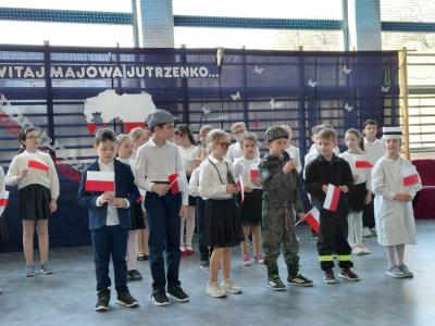 Uczniowie recytują wiersze na scenie.