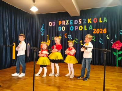Zespół występuje na scenie.