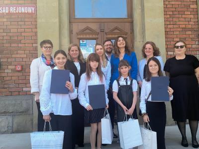 Uczniowie naszej szkoły wraz z jury stoją przed Sądem.
