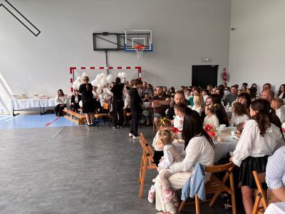 Uczennice rozdają dzieciom balony, a uczniowie rodzicom ulotki.
