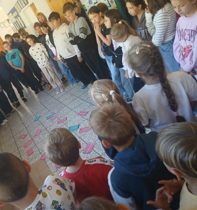 Uczniowie słuchają pedagoga/psychologa szkolnego.