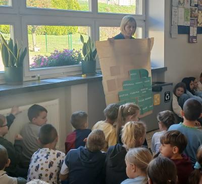 Pedagog/psycholog szkolny prezentuje mur relacji- to co buduje.
