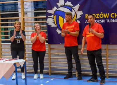 Zdjęcie grupowe uczniów z ZSP w Baczynie udekorowanych medalami.