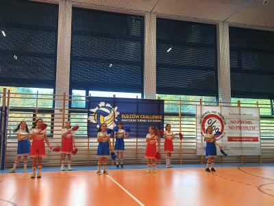 Uczennice tańczą w strojach cheerleaderek.