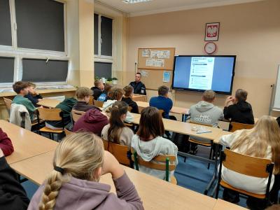 Uczniowie słuchają policjanta.